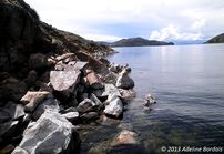 Erosion des falaises, Lac Titicaca, Bolivie.jpg