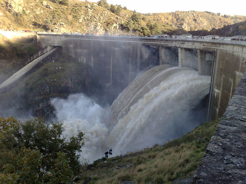 Fichier:Barrage Grangent crue Nico42100.jpg