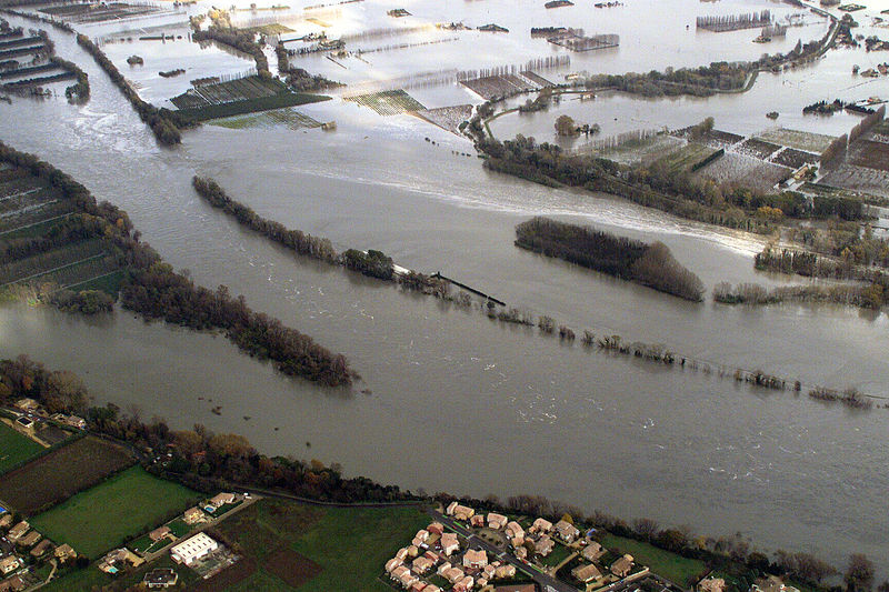 Fichier:Crue de 2002 vue amont du pont de pont saint esprit.jpg