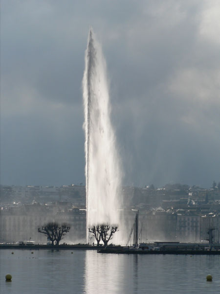 Fichier:Jet d eau de geneve en contre jour.jpg
