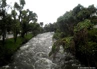 Vue d'intérieur du lit d'un cours d'eau en plein coeur de la ville, Cuenca, Equateur.jpg