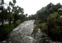Vue d'intérieur du lit d'un cours d'eau en plein coeur de la ville, Cuenca, Equateur.jpg