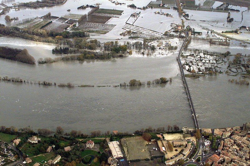 Fichier:Crue de 2002 vue du pont de pont saint esprit.jpg