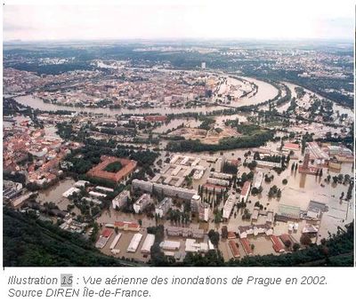 Vue aérienne des inondations de Prague en 2002. Source DIREN Île-de-France