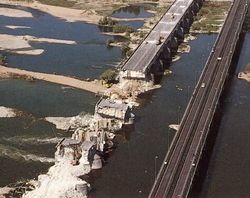 Figure 12 - Effondrement du Pont Wilson en 1978 à Tours par affouillement du lit de la Loire - CEN Auvergne.jpg