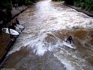 Surf sur l'Eisbach River, Munich.jpg