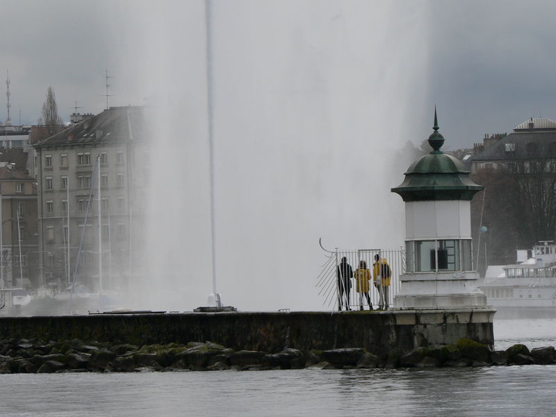 Fichier:Jet d eau geneve et station de pompage.jpg