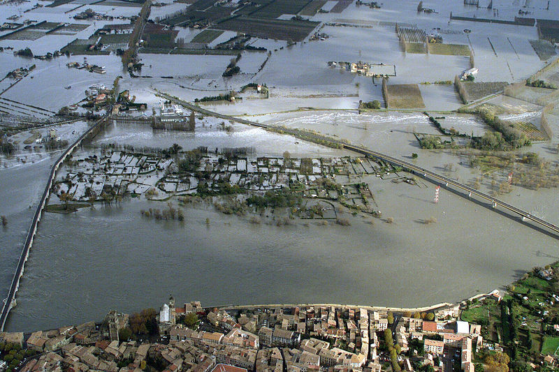 Fichier:Crue 2002 vue aval du pont de pont saint esprit.jpg