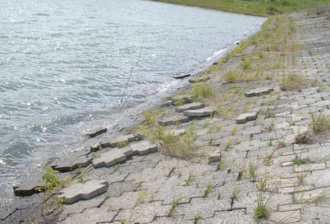 Pavés autoblocants dégradés Barrage en remblai et étanchéité par géomembrane 2 Photo RT.PNG