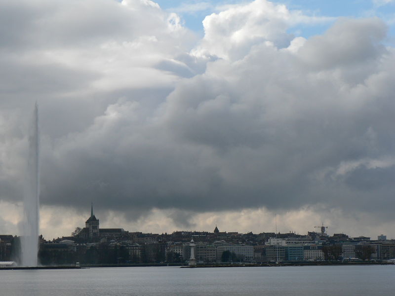 Fichier:Jet d eau sous ciel d orage.jpg