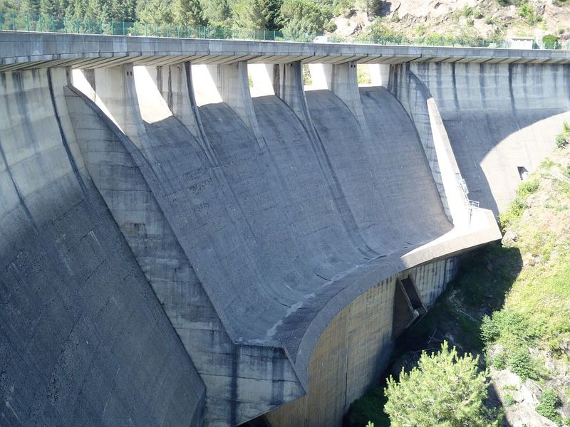 Fichier:Senechas-Evacuateur de crues.jpg
