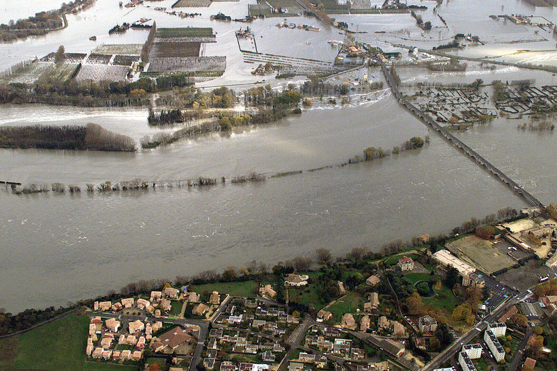 Fichier:Crue de 2002 vue amont immediate du pont de pont saint esprit.jpg