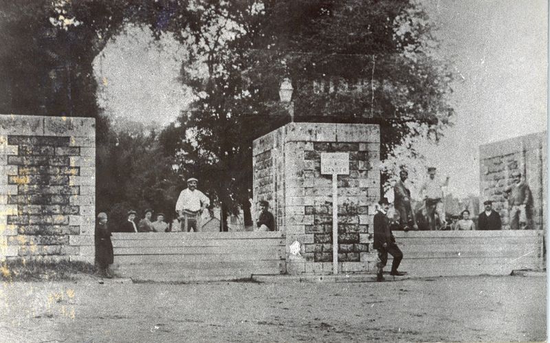 Fichier:Mur d enceinte quai de gaulle 19eme.jpg